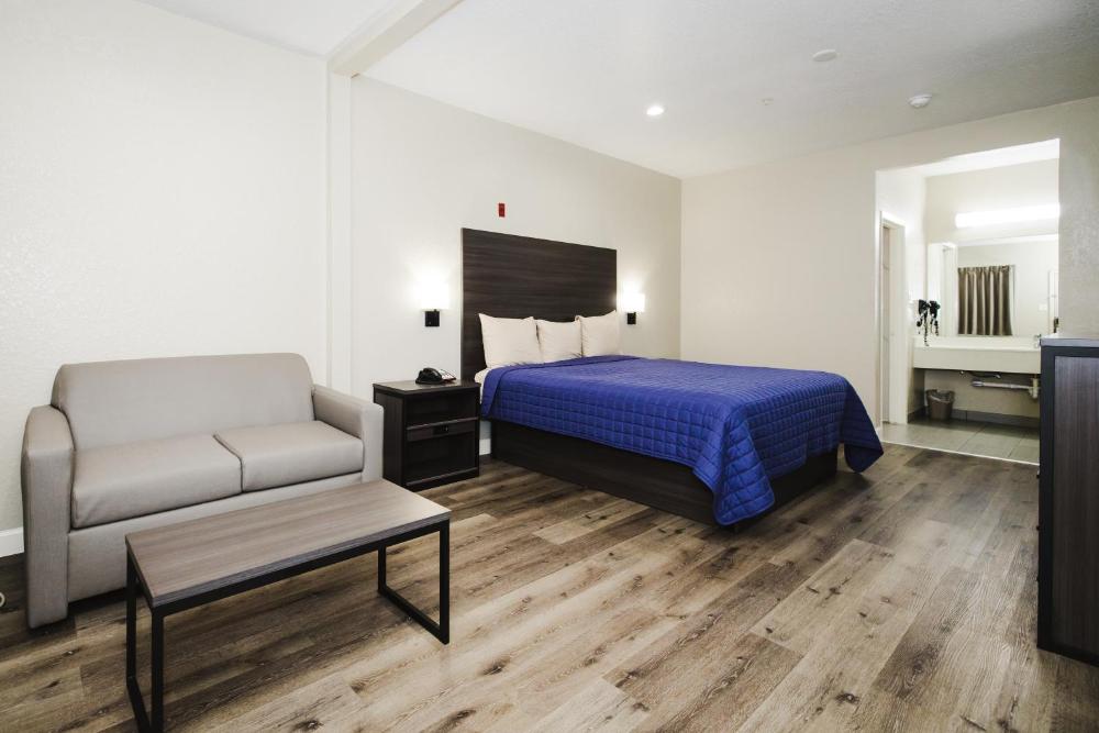 King Room - Non-Smoking interior